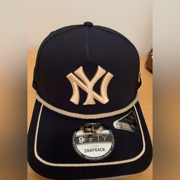 New Era NavyNew York Yankees Vintage Rope Trucker A-Frame 9 FIFTY Adjustable Hat - Picture 3 of 6